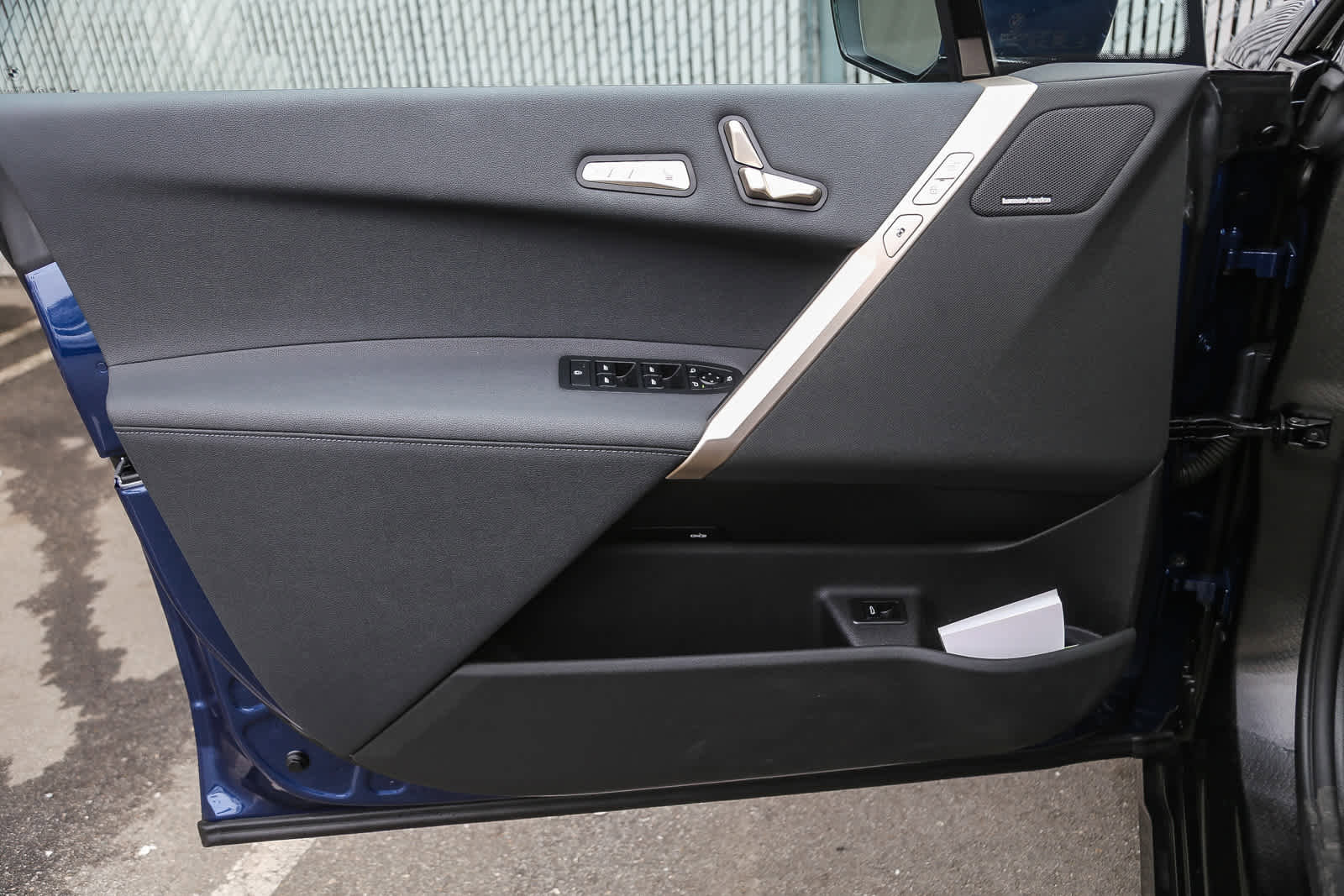 Used 2025 BMW iX xDrive50 w/ Premium Package image 16