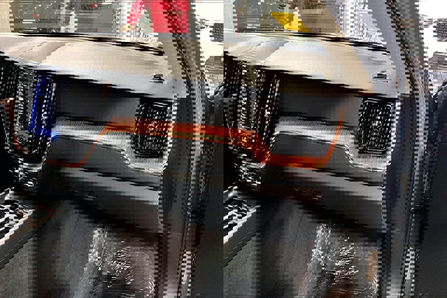 Used 2024 Volvo XC60 B5 Plus image 18