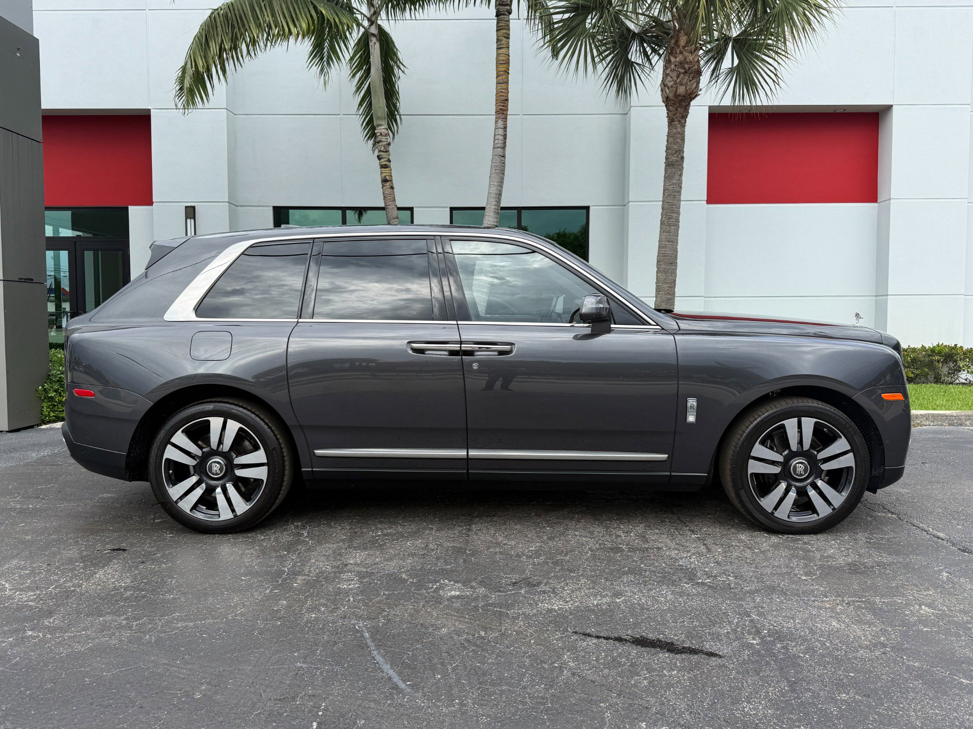 Used 2022 Rolls-Royce Cullinan AWD/4WD image 3