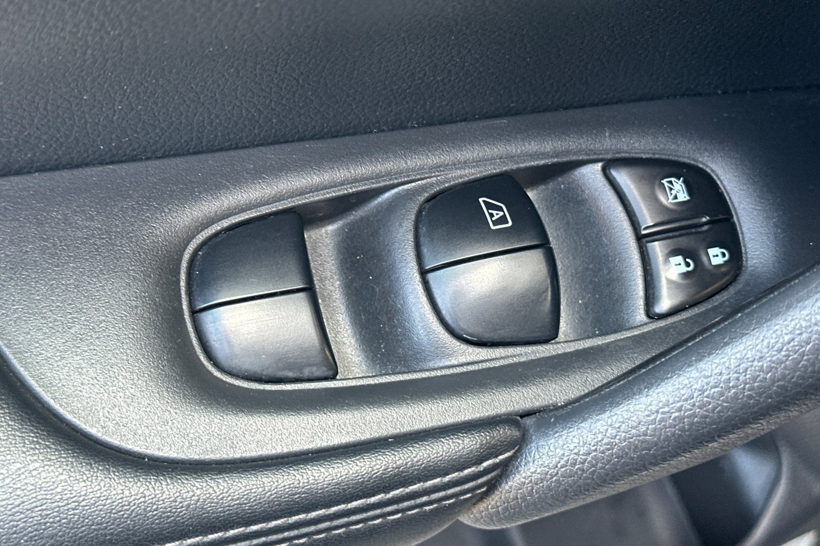 Used 2019 Nissan Rogue SV FWD image 13