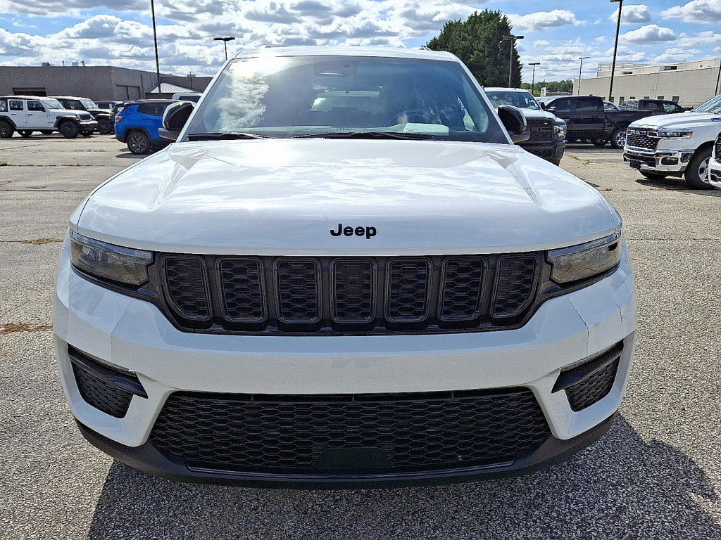 New 2025 Jeep Grand Cherokee Limited w/ Black Appearance Package AWD/4WD image 2