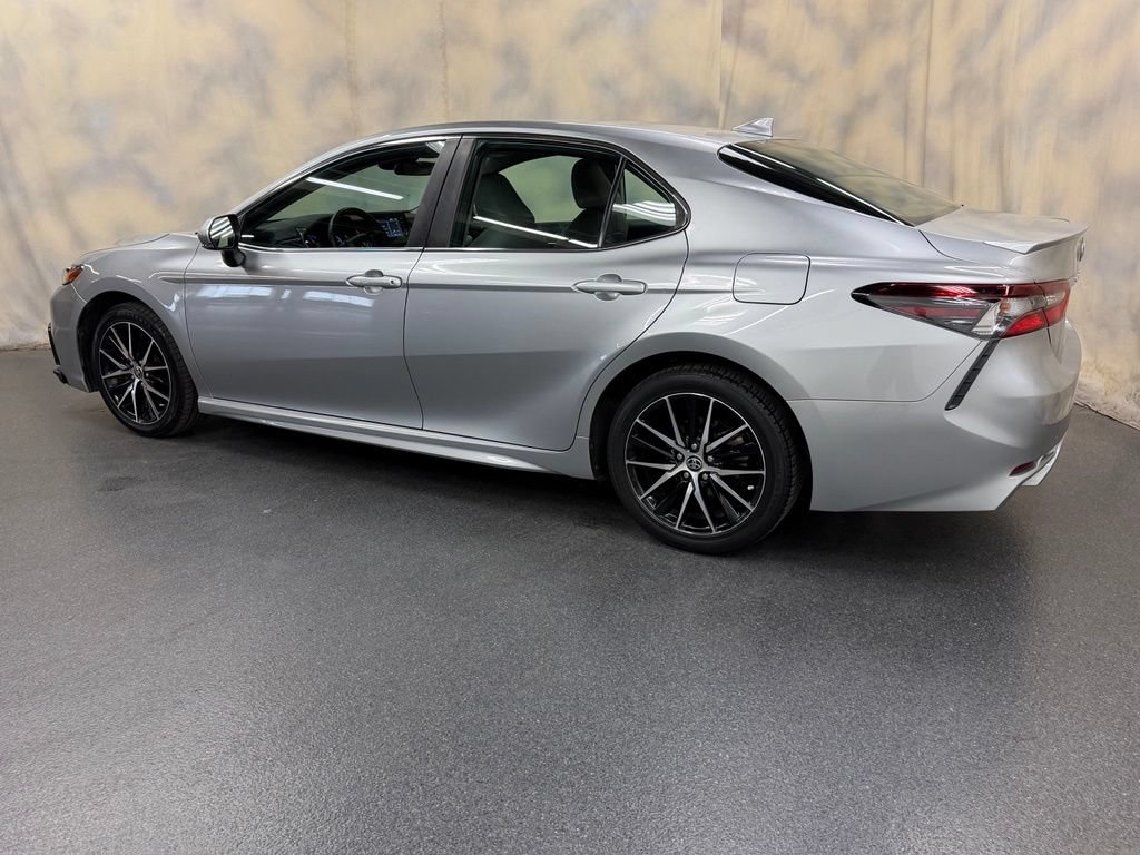 Used 2022 Toyota Camry SE FWD image 4