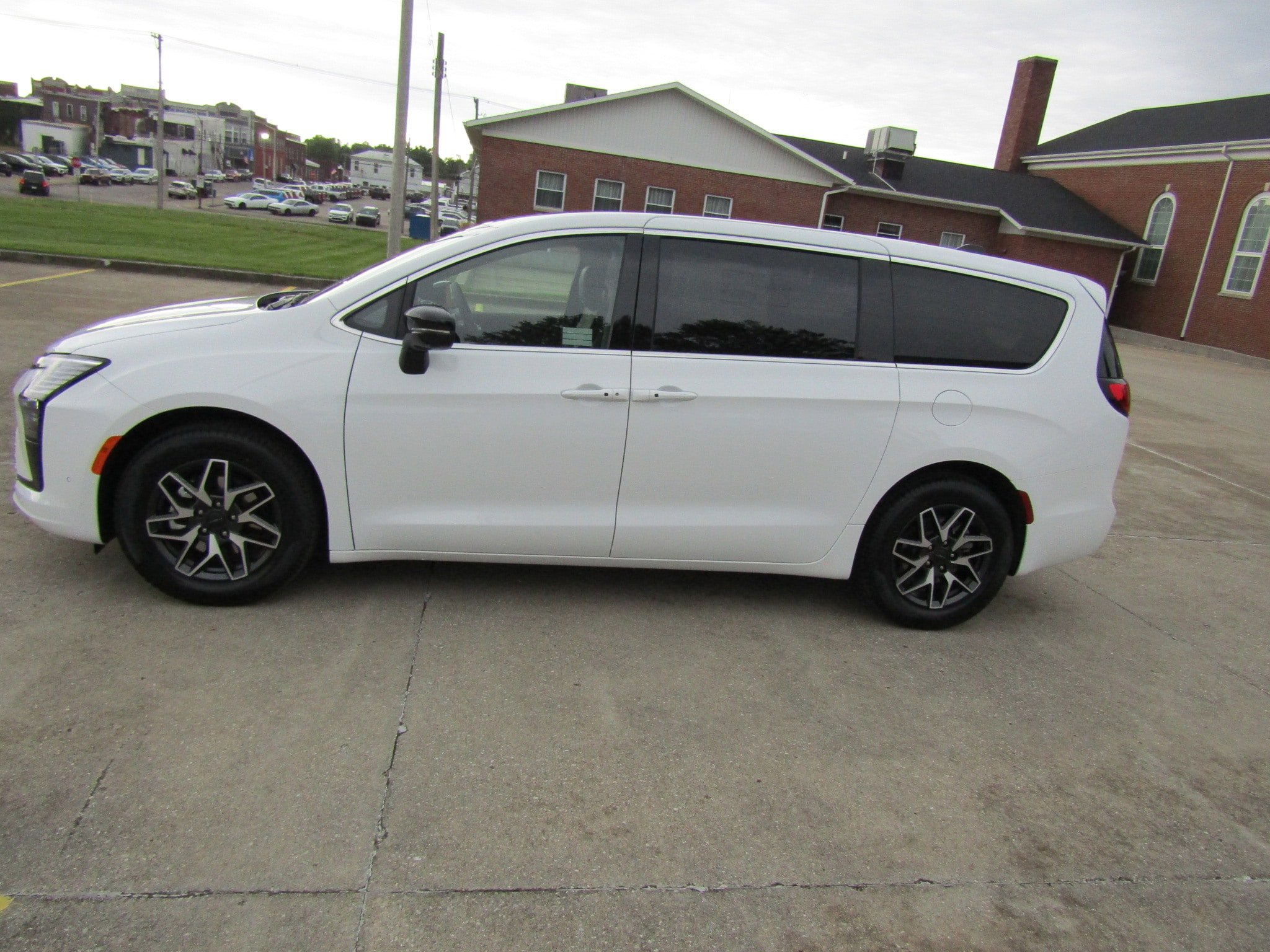 New 2027 Chrysler Pacifica Select FWD image 6