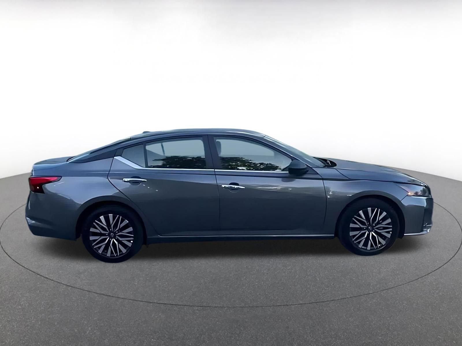 Used 2025 Nissan Altima 2.5 SV FWD image 15