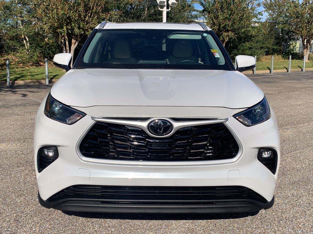 Used 2023 Toyota Highlander XLE FWD image 4