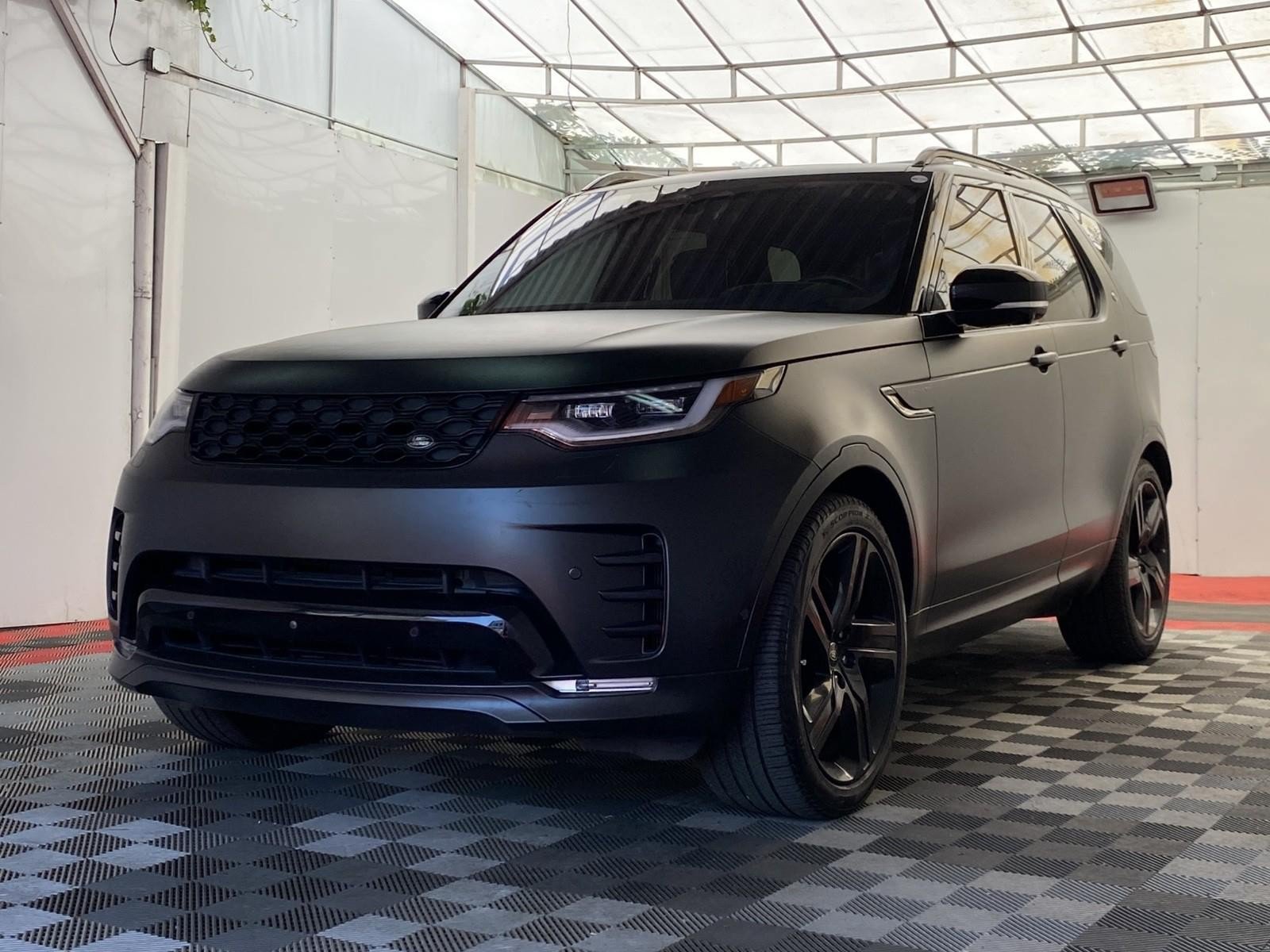 Used 2021 Land Rover Discovery HSE R-Dynamic AWD/4WD image 3
