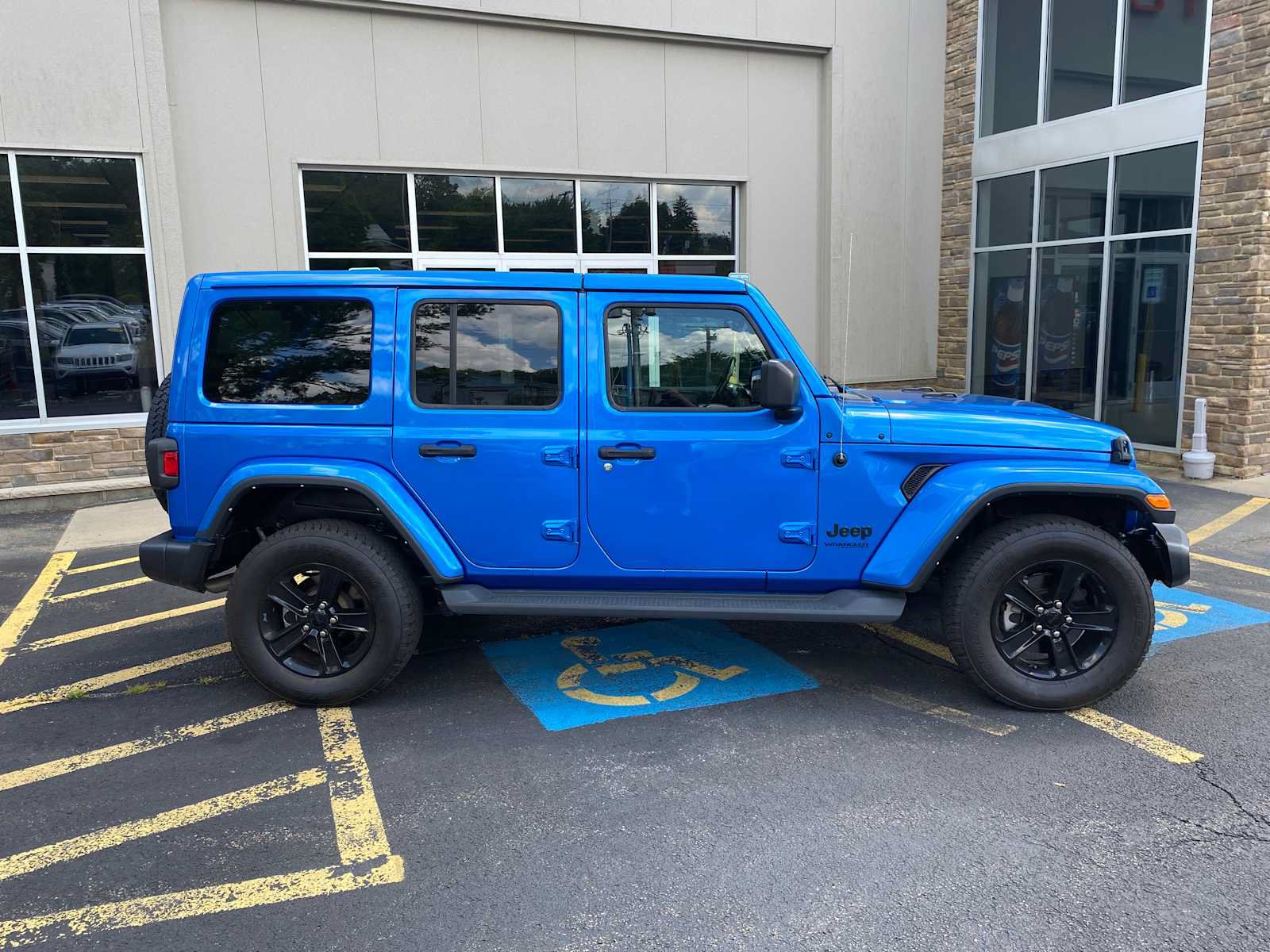 Used 2022 Jeep Wrangler Unlimited Sahara AWD/4WD image 15