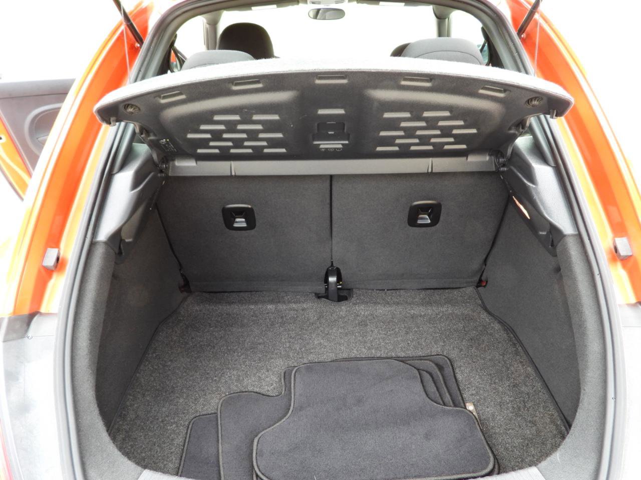 Used 2019 Volkswagen Beetle 2.0T SE FWD image 34