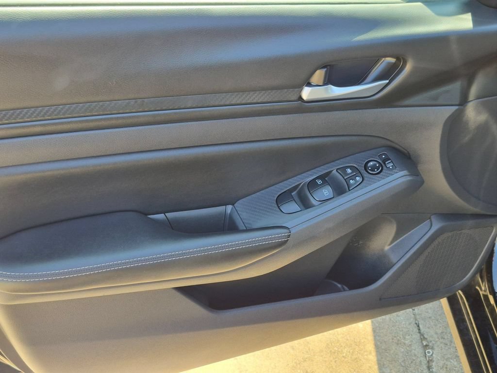 Used 2025 Nissan Altima 2.5 SV FWD image 11