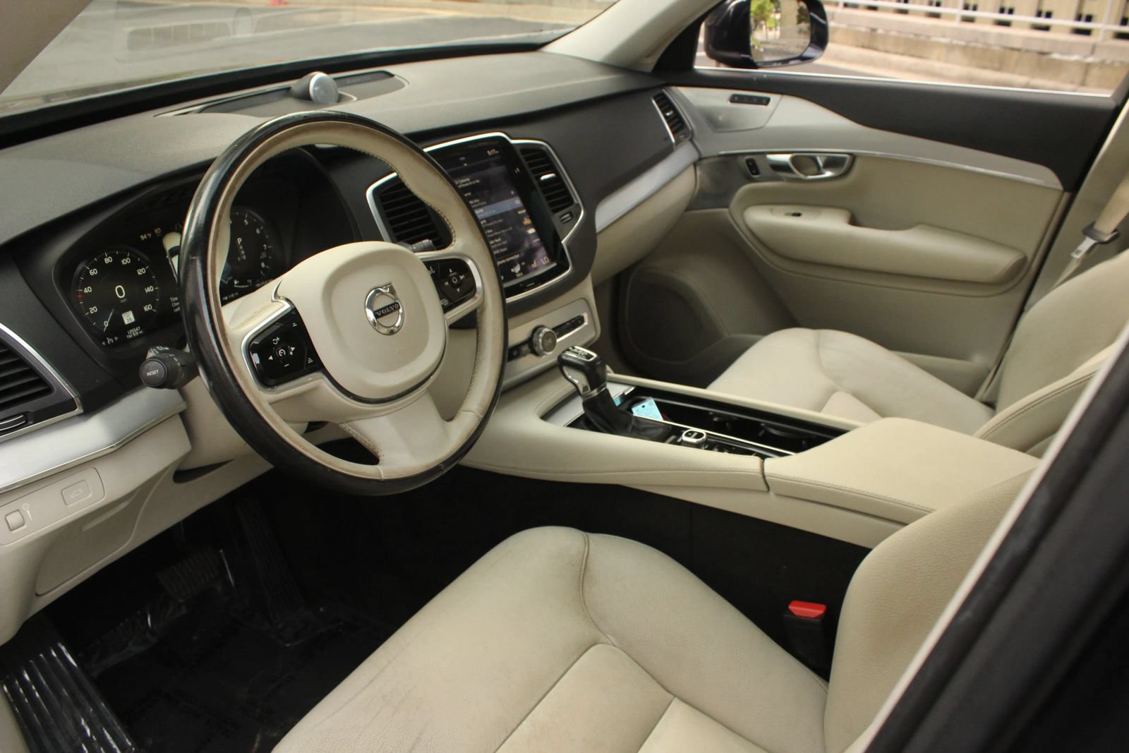 Used 2017 Volvo XC90 T6 Momentum AWD/4WD image 13