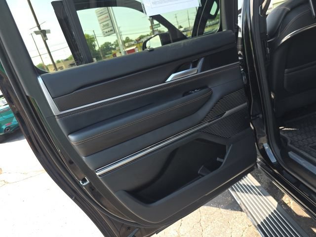 Used 2025 Jeep Grand Wagoneer L Series III w/ Rear Seat Video Group 1 AWD/4WD image 33