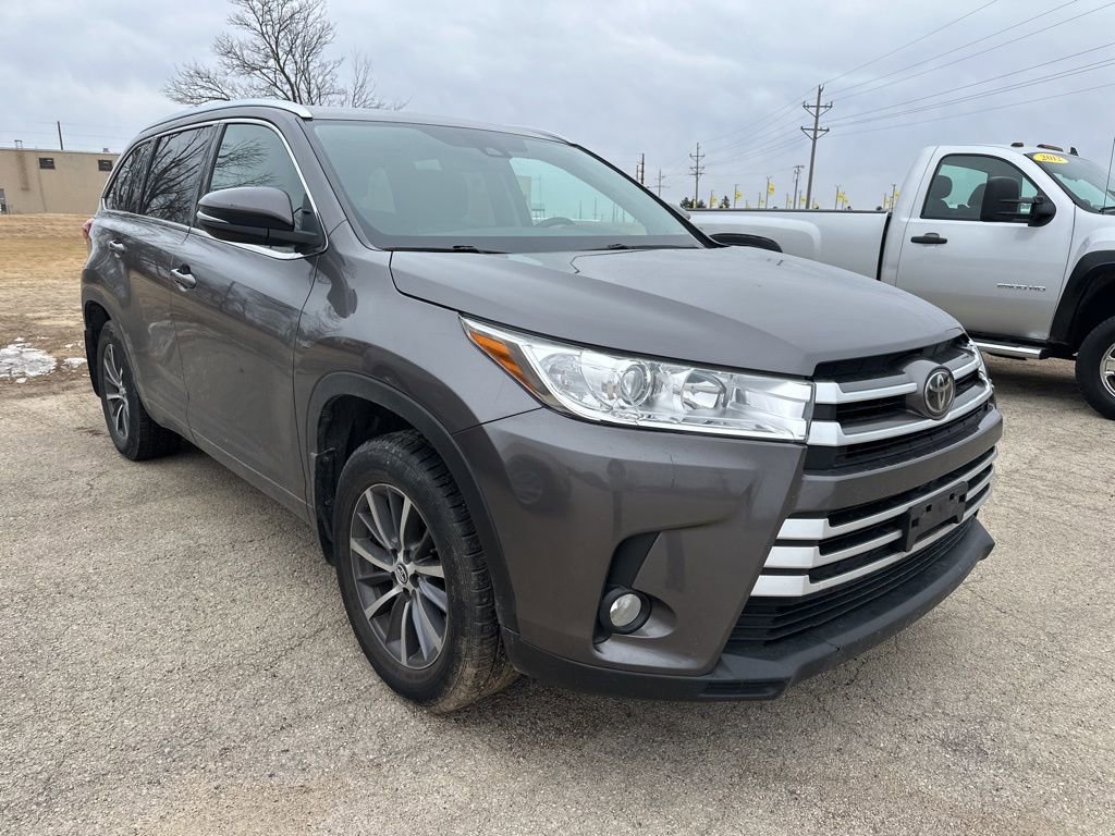 Used 2017 Toyota Highlander XLE image 2