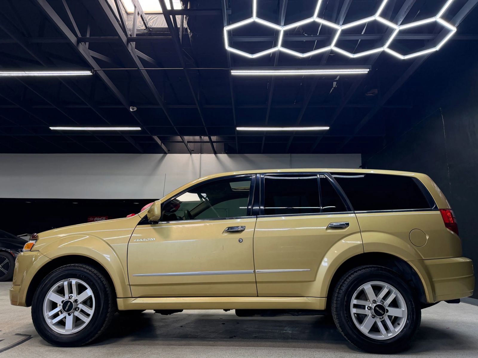 Used 2002 Isuzu Axiom XS RWD image 18