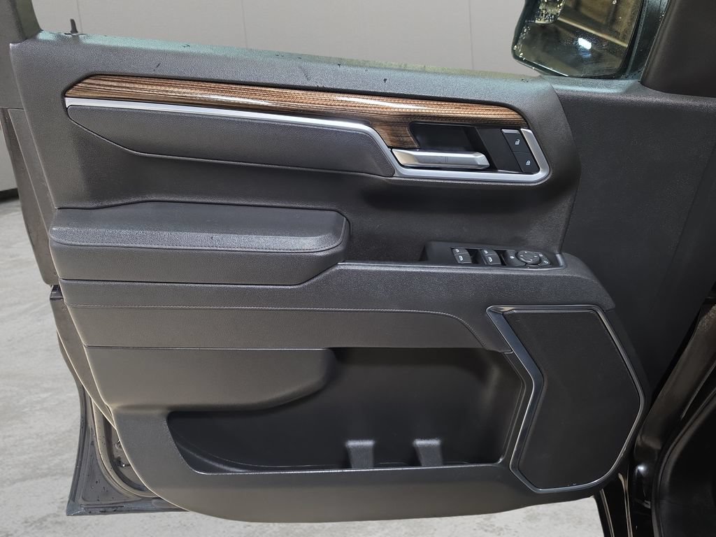 Used 2025 Chevrolet Silverado 1500 LT AWD/4WD image 13
