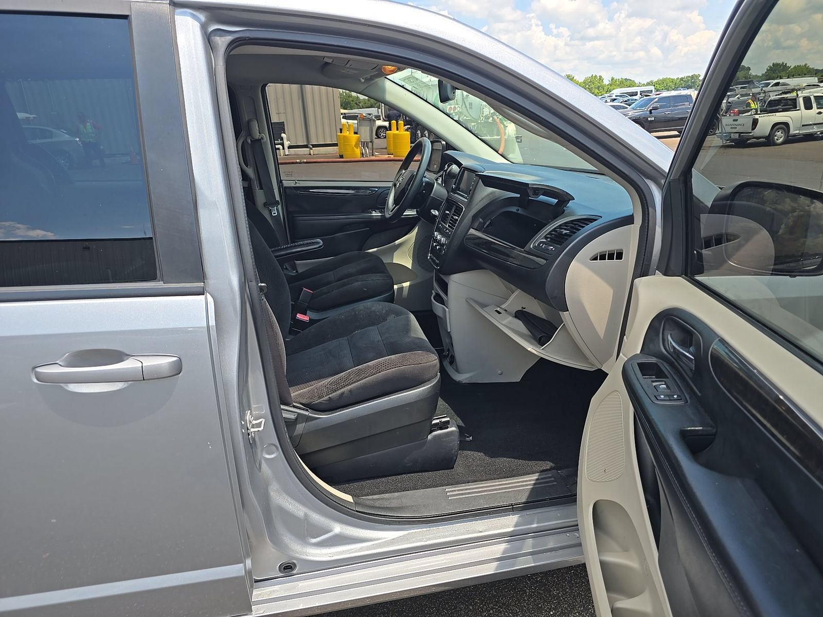Used 2018 Dodge Grand Caravan SE FWD image 8