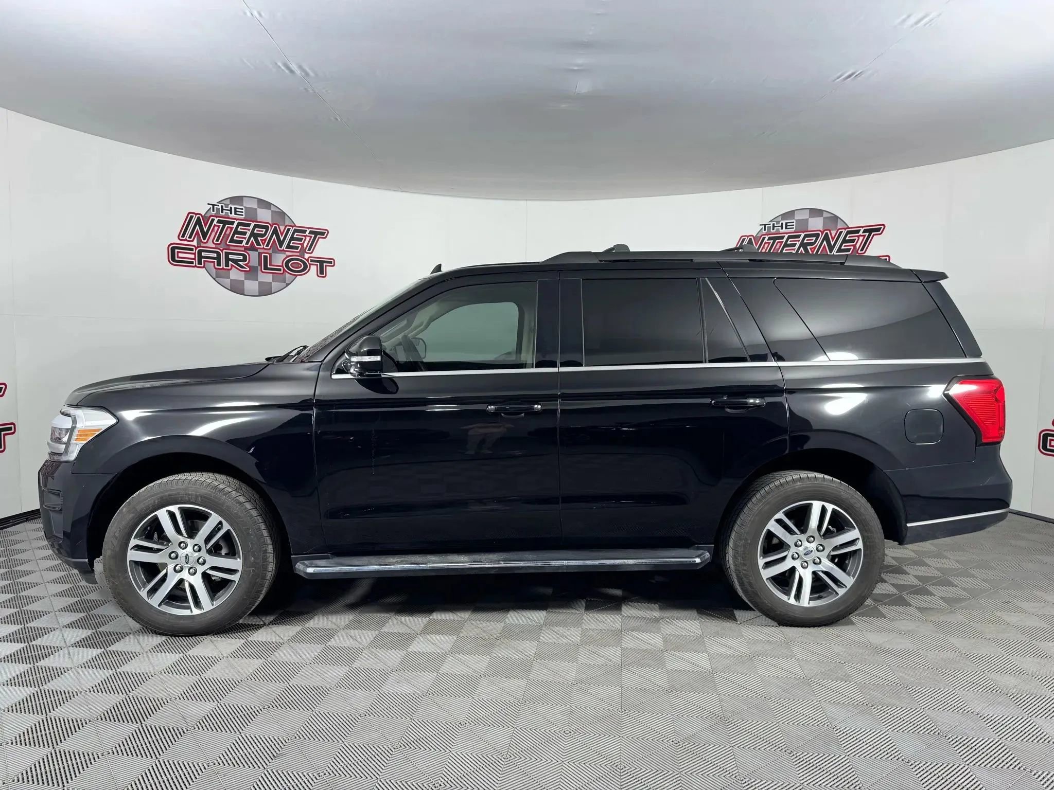 Used 2023 Ford Expedition XLT image 4