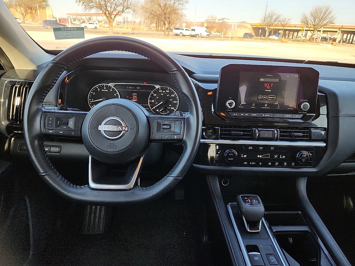 Used 2025 Nissan Pathfinder SV image 6