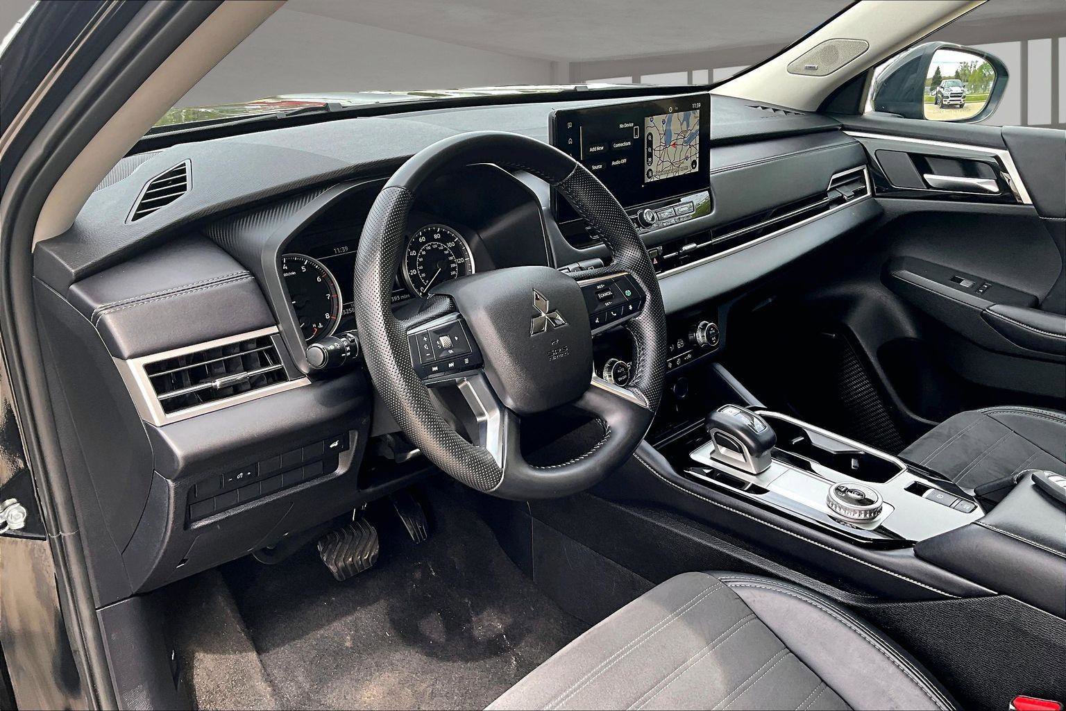 Used 2025 Mitsubishi Outlander SE FWD image 15