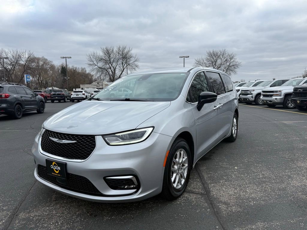 Used 2024 Chrysler Pacifica Touring-L image 1