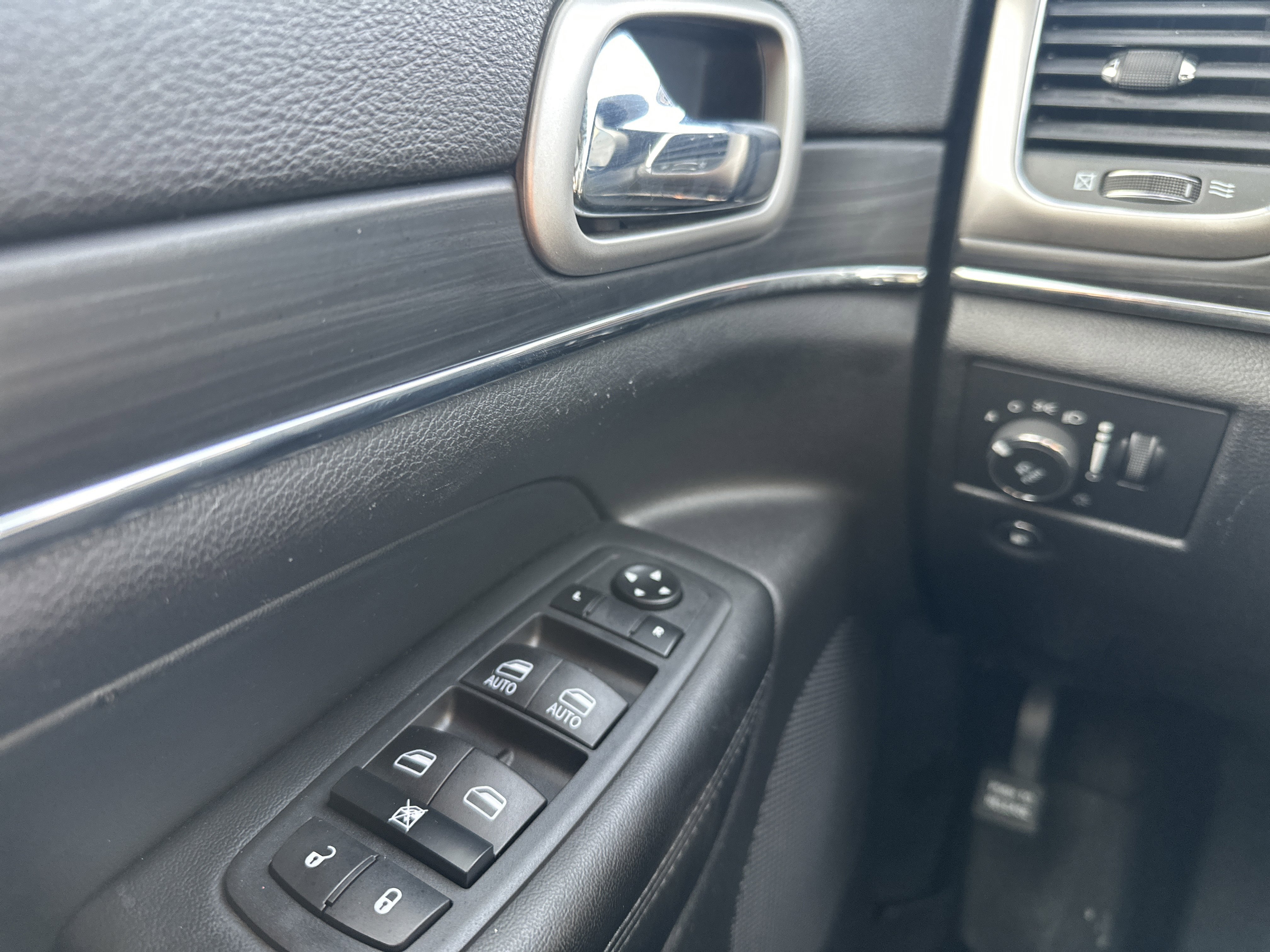 Used 2020 Jeep Grand Cherokee Limited w/ Luxury Group II image 36