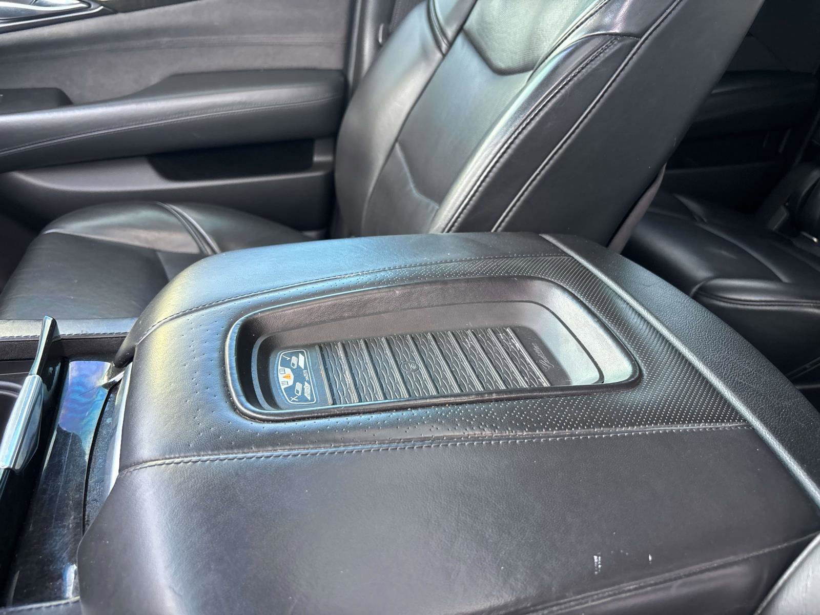 Used 2020 Cadillac Escalade ESV Platinum image 32