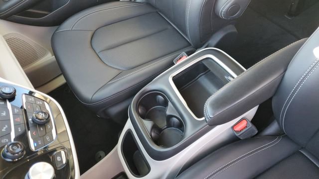 Certified 2024 Chrysler Pacifica Touring-L image 18