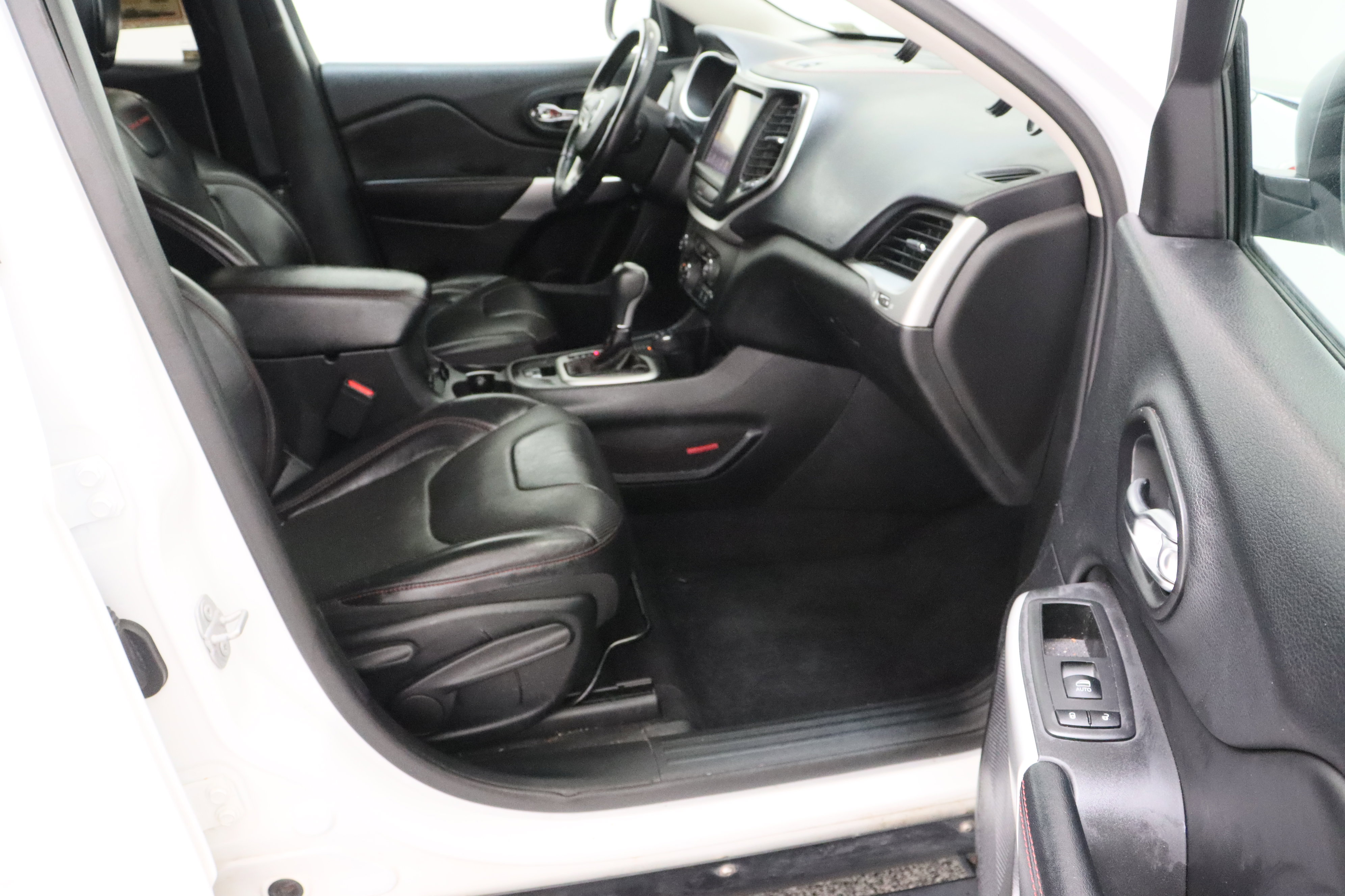 Used 2018 Jeep Cherokee Trailhawk w/ Quick Order Package 27L image 41