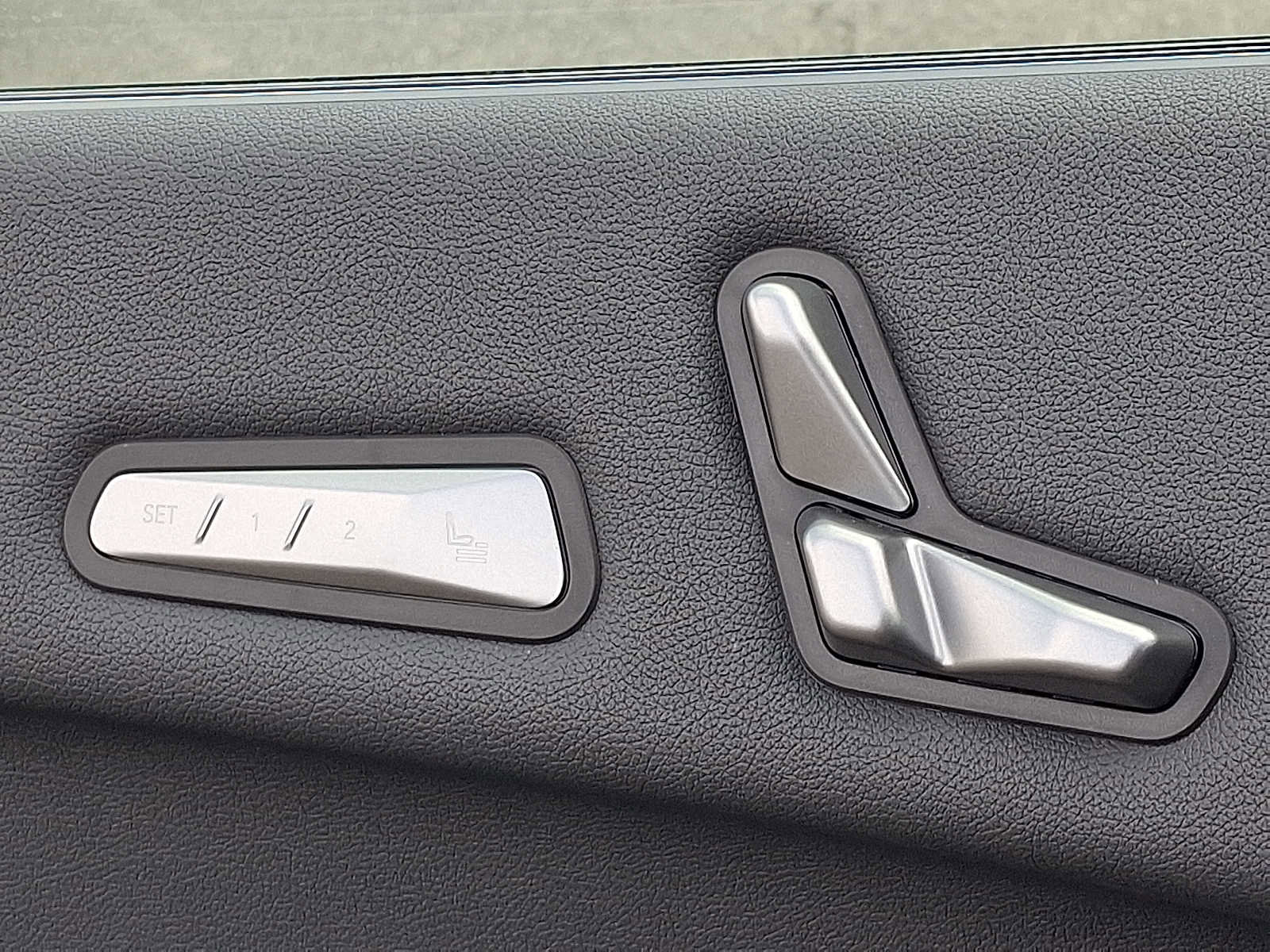 Used 2025 BMW iX xDrive50 w/ Premium Package image 26