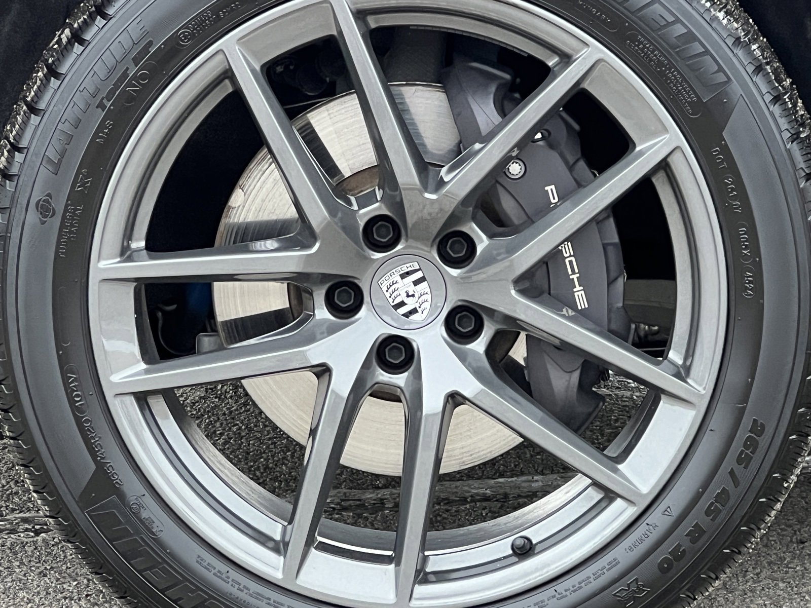 Certified 2025 Porsche Macan Turbo image 12