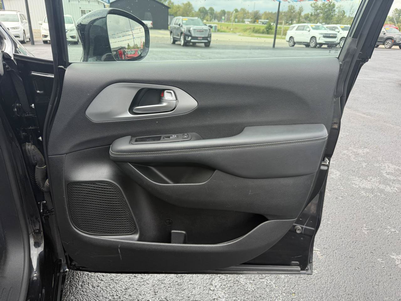 Used 2024 Chrysler Pacifica Touring FWD image 22