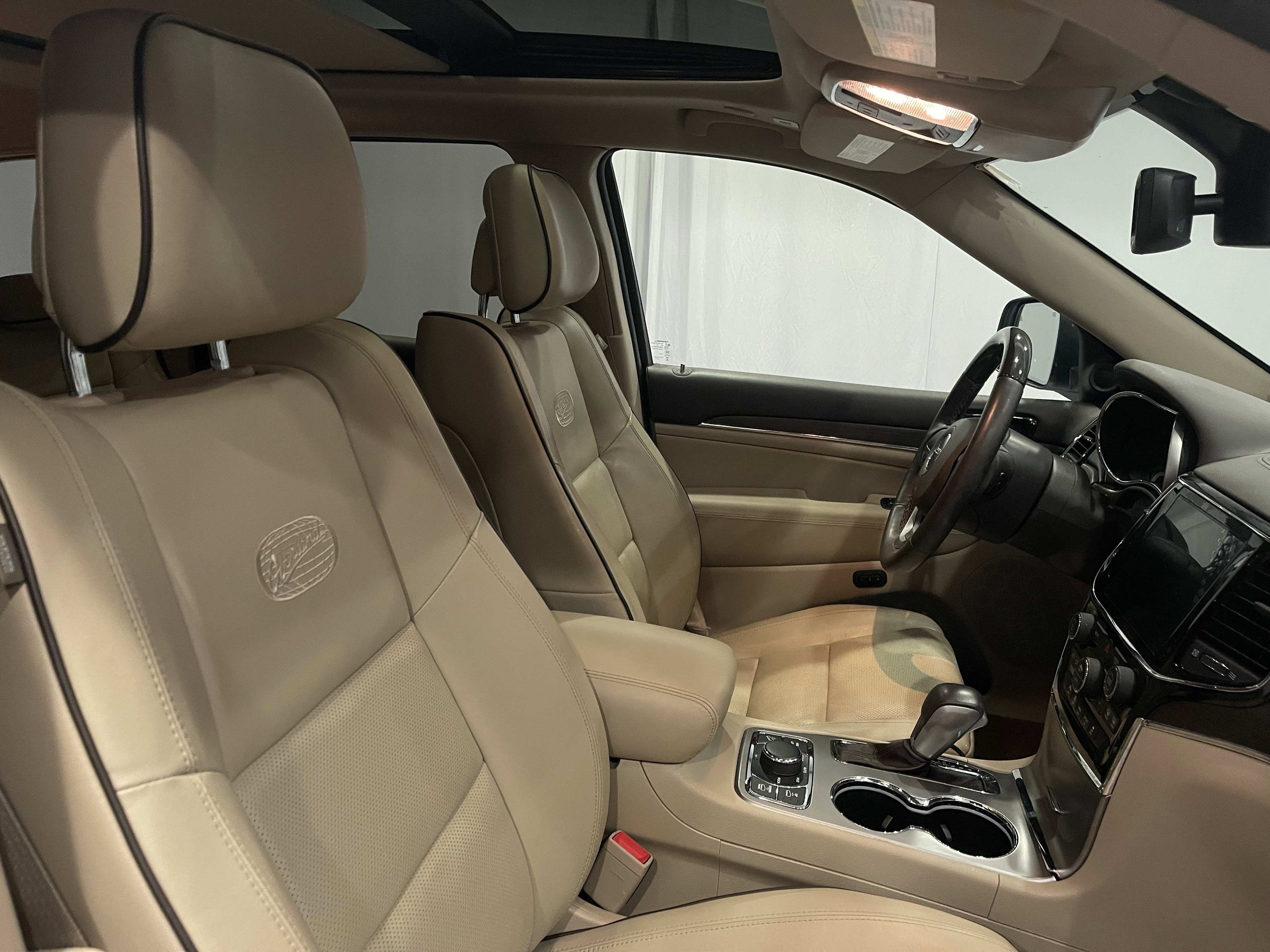 Used 2020 Jeep Grand Cherokee Overland AWD/4WD image 15