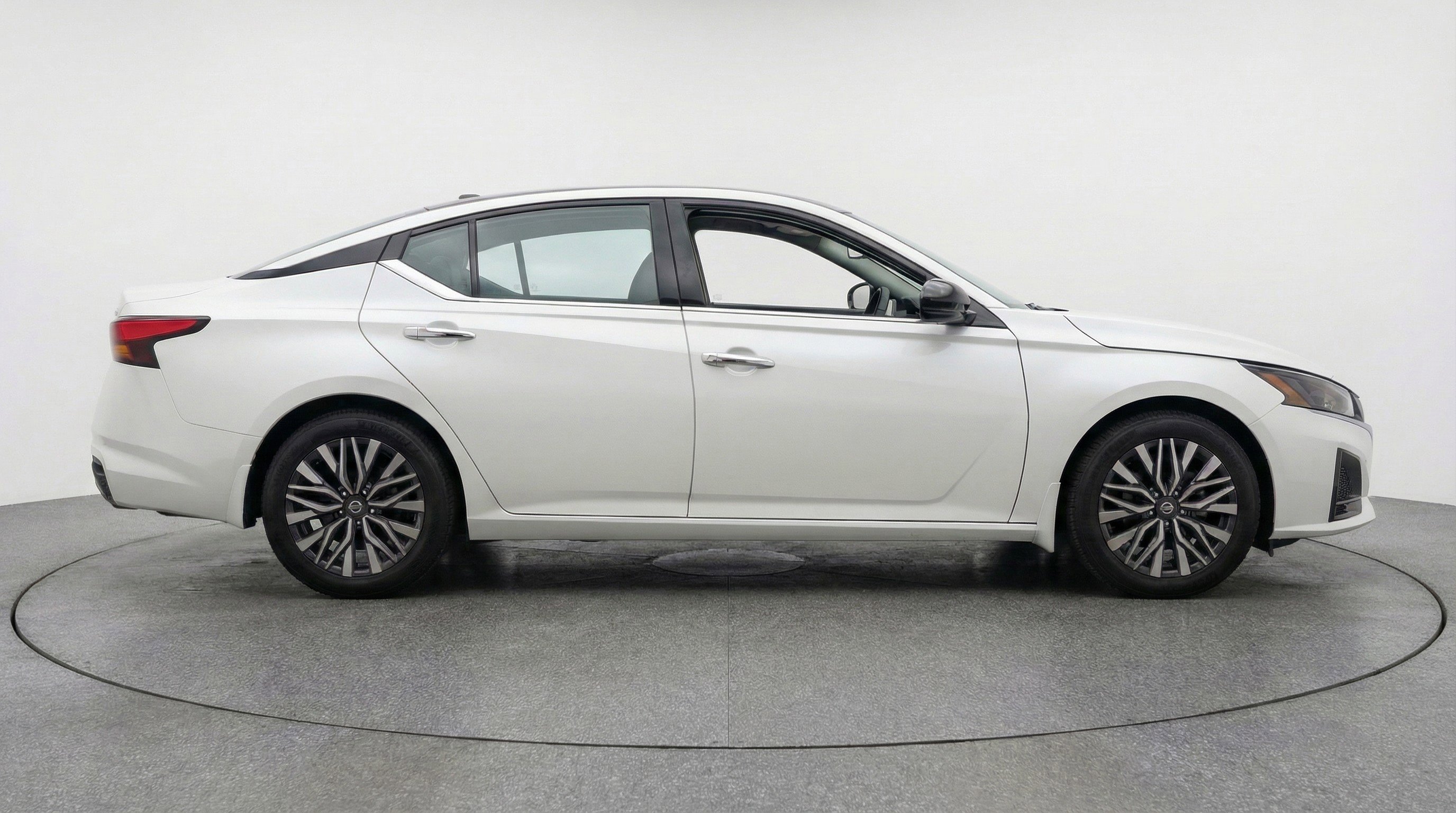 Used 2025 Nissan Altima 2.5 SV image 11