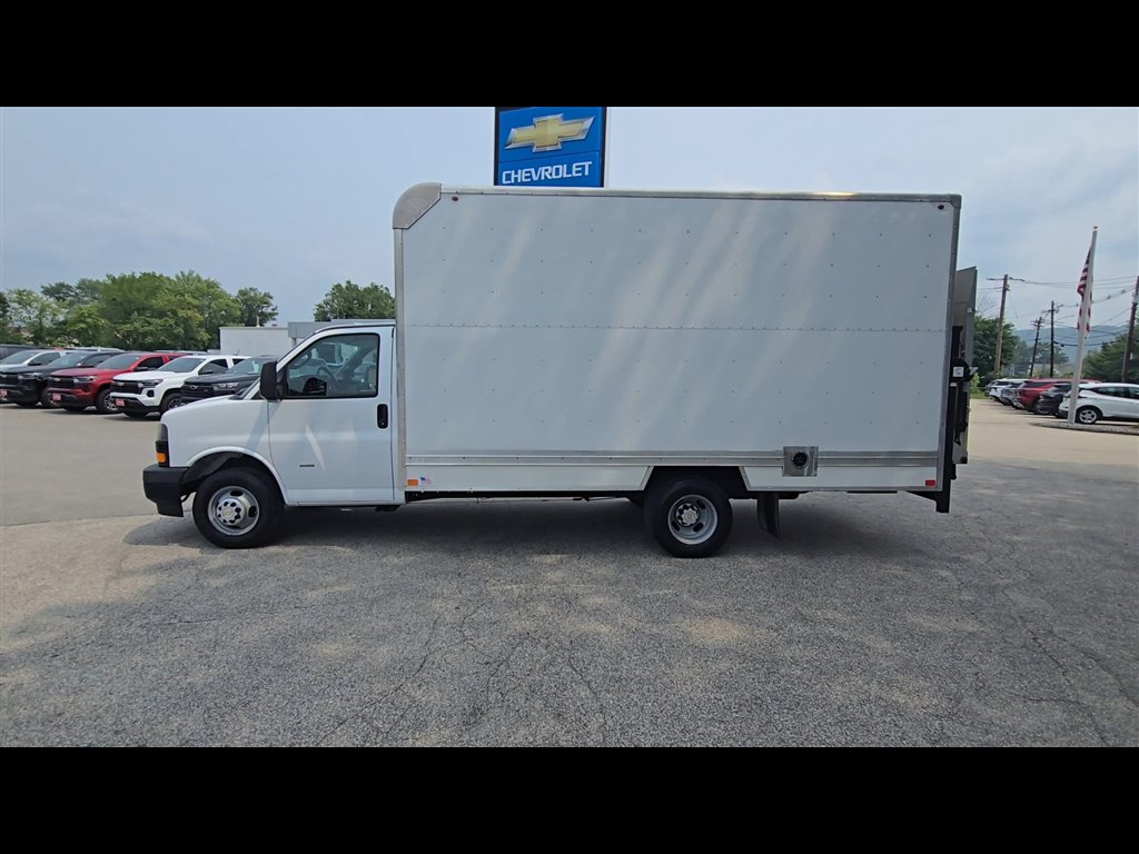 Used 2018 Chevrolet Express 3500 w/ Driver Convenience Package image 5