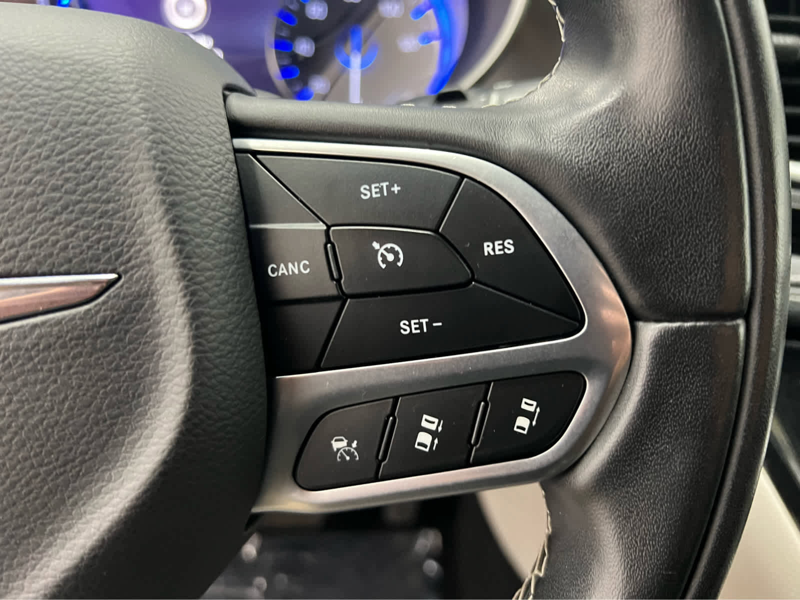 Used 2022 Chrysler Pacifica Touring-L image 10