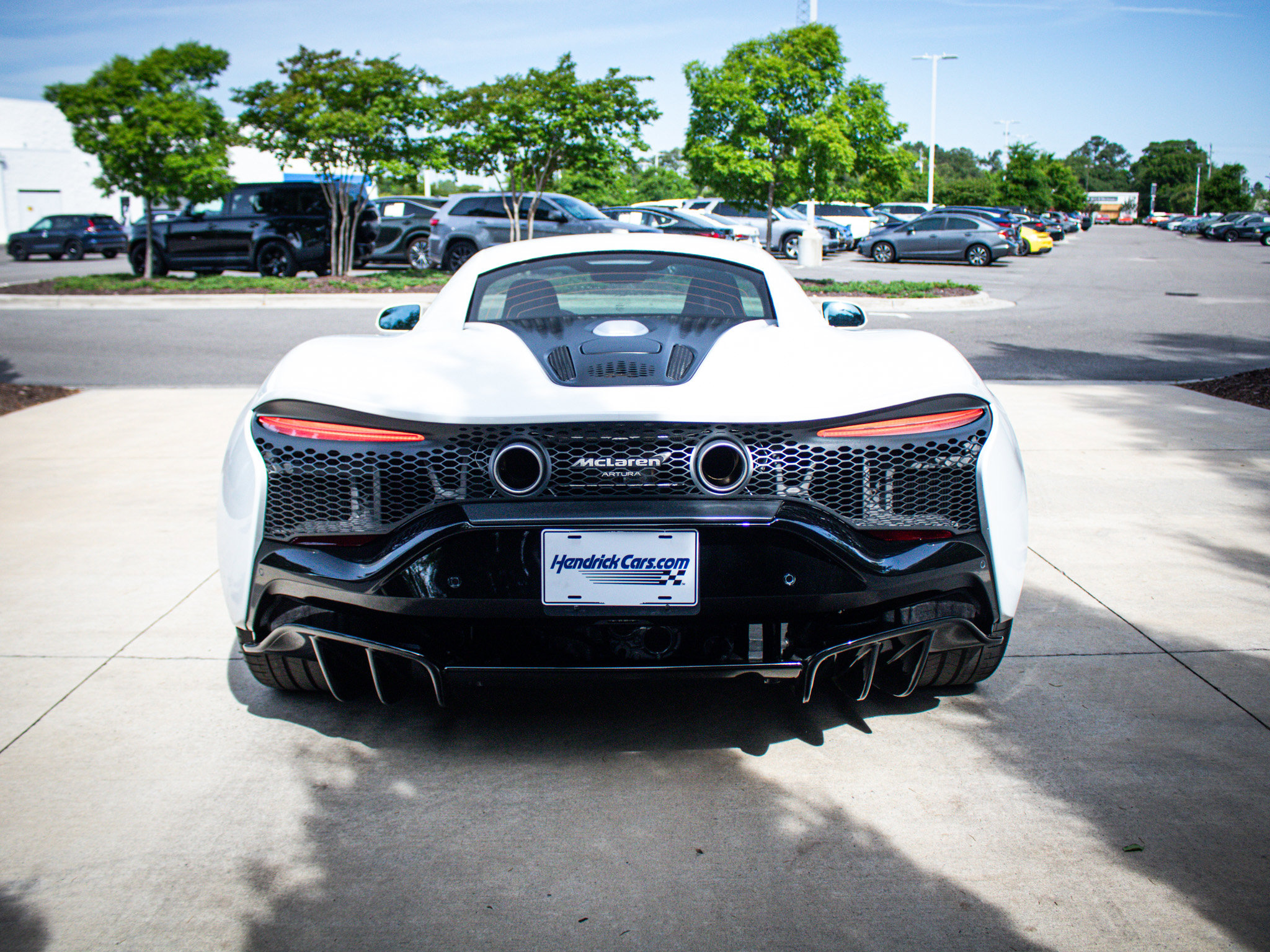 Used 2025 McLaren Artura RWD image 9