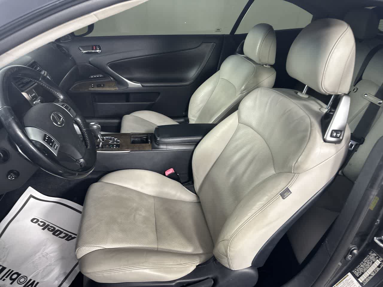 Used 2011 Lexus IS 250C w/ Luxury Pkg RWD image 13