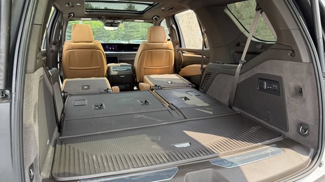 Used 2025 Cadillac Escalade Premium Luxury w/ LPO, Floor Liner Package AWD/4WD image 22