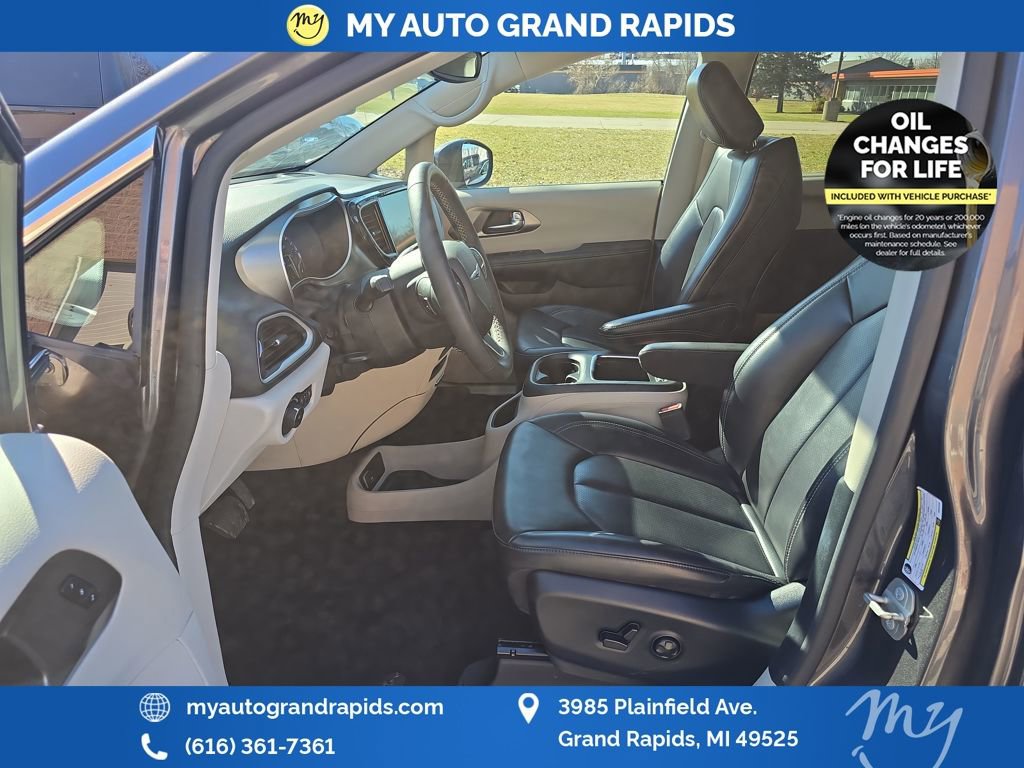 Used 2023 Chrysler Pacifica Touring-L image 9