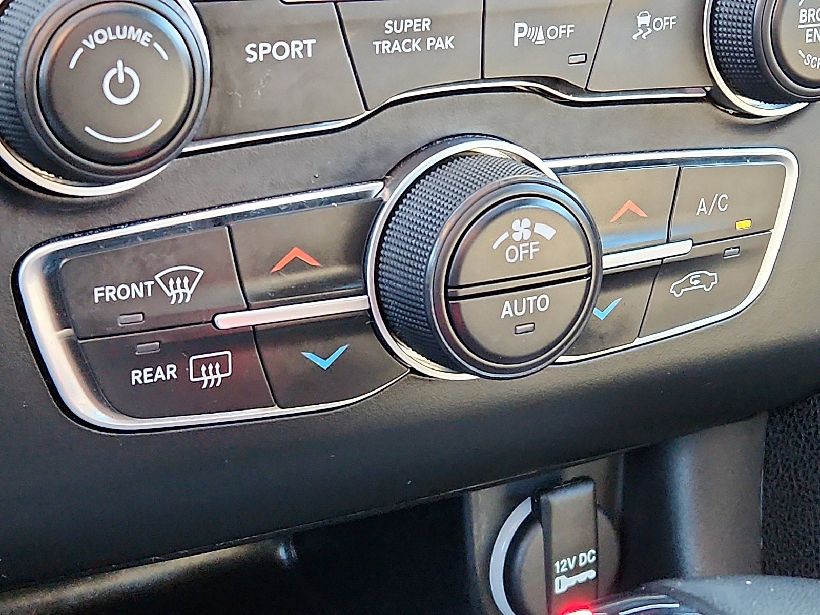 Used 2023 Dodge Charger R/T w/ Navigation & Travel Group image 17