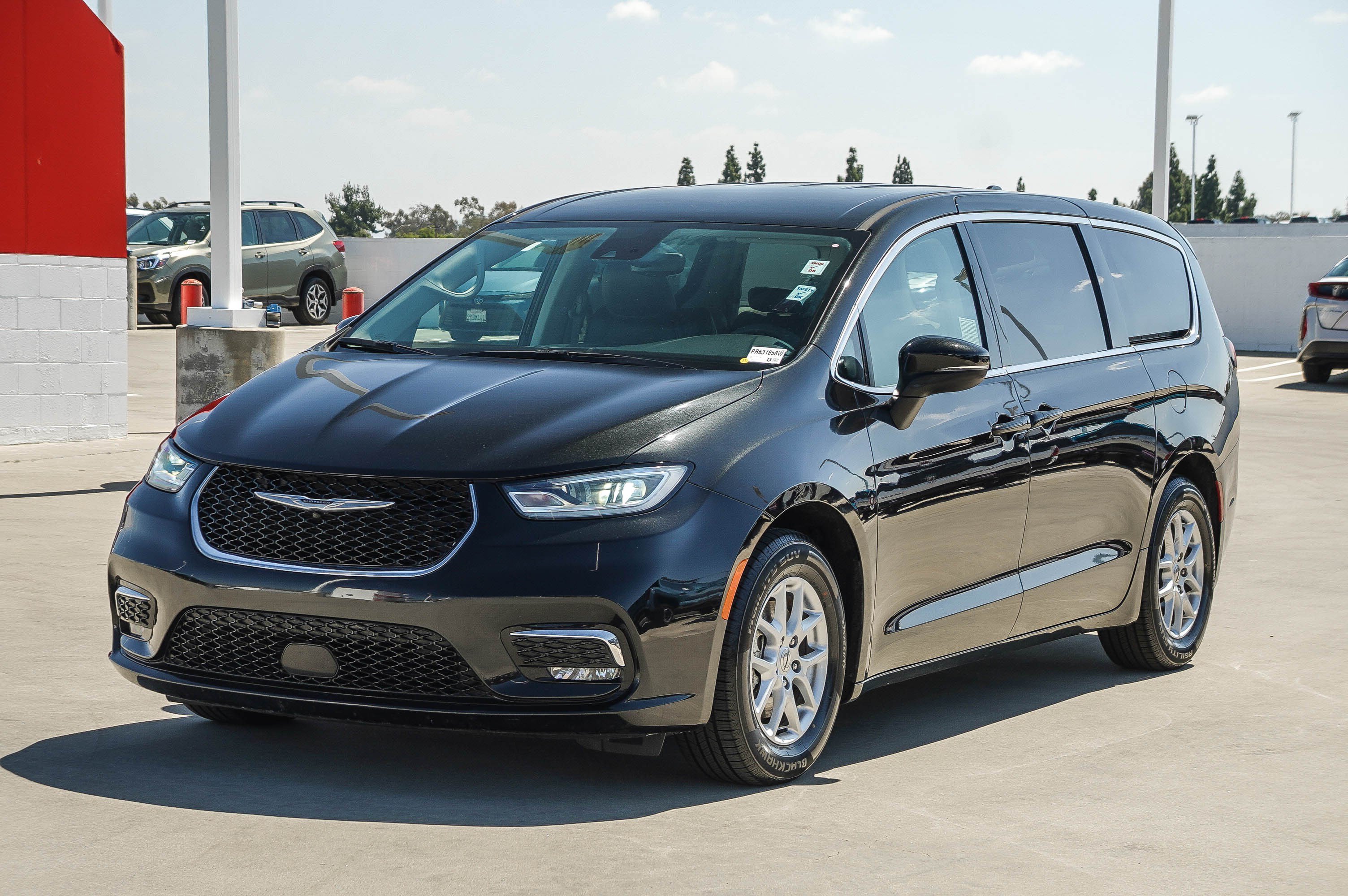 Used 2023 Chrysler Pacifica Touring-L FWD image 3