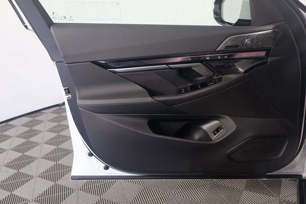 New 2026 BMW 550e xDrive w/ Executive Package image 7