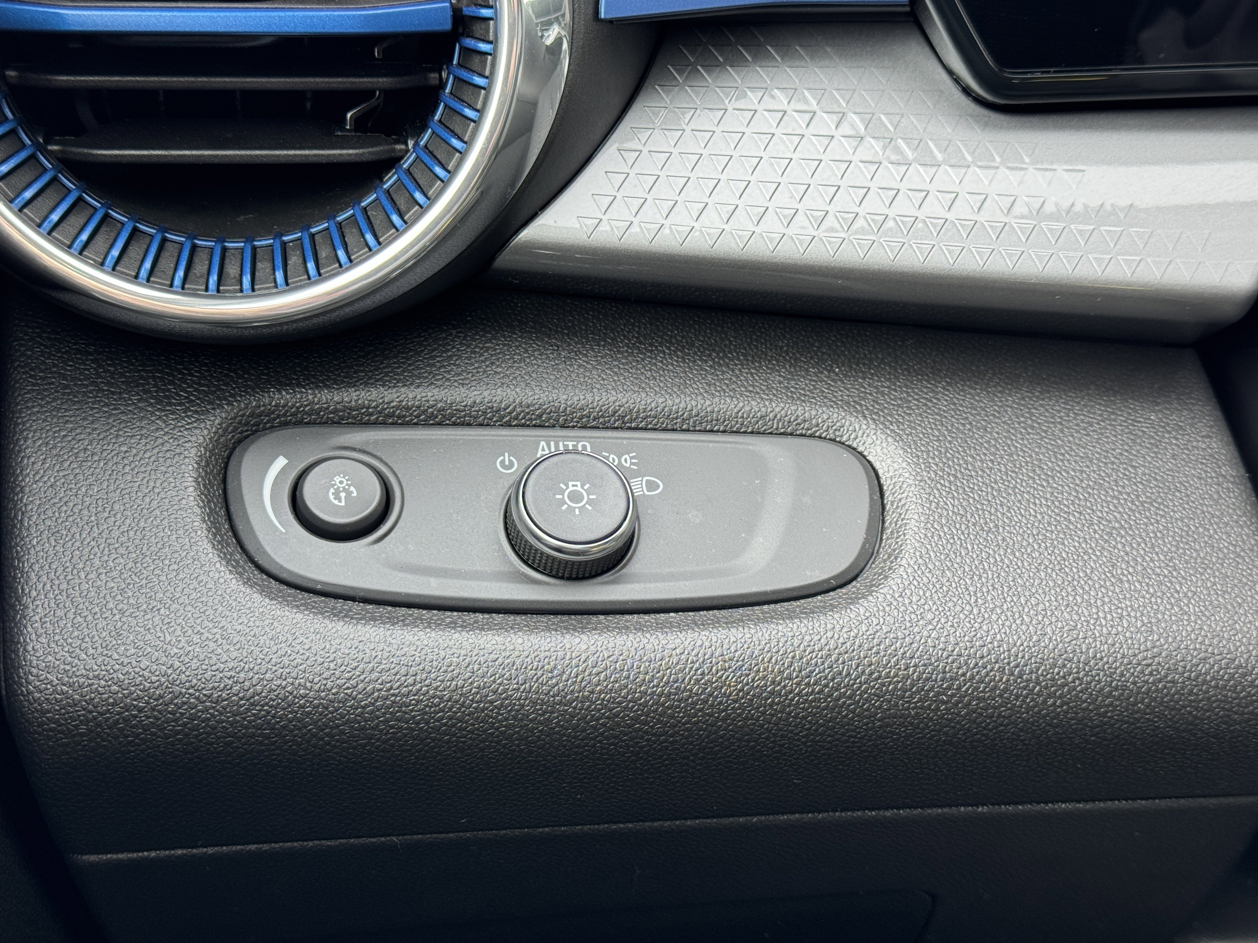 Used 2025 Chevrolet Trax LT image 31