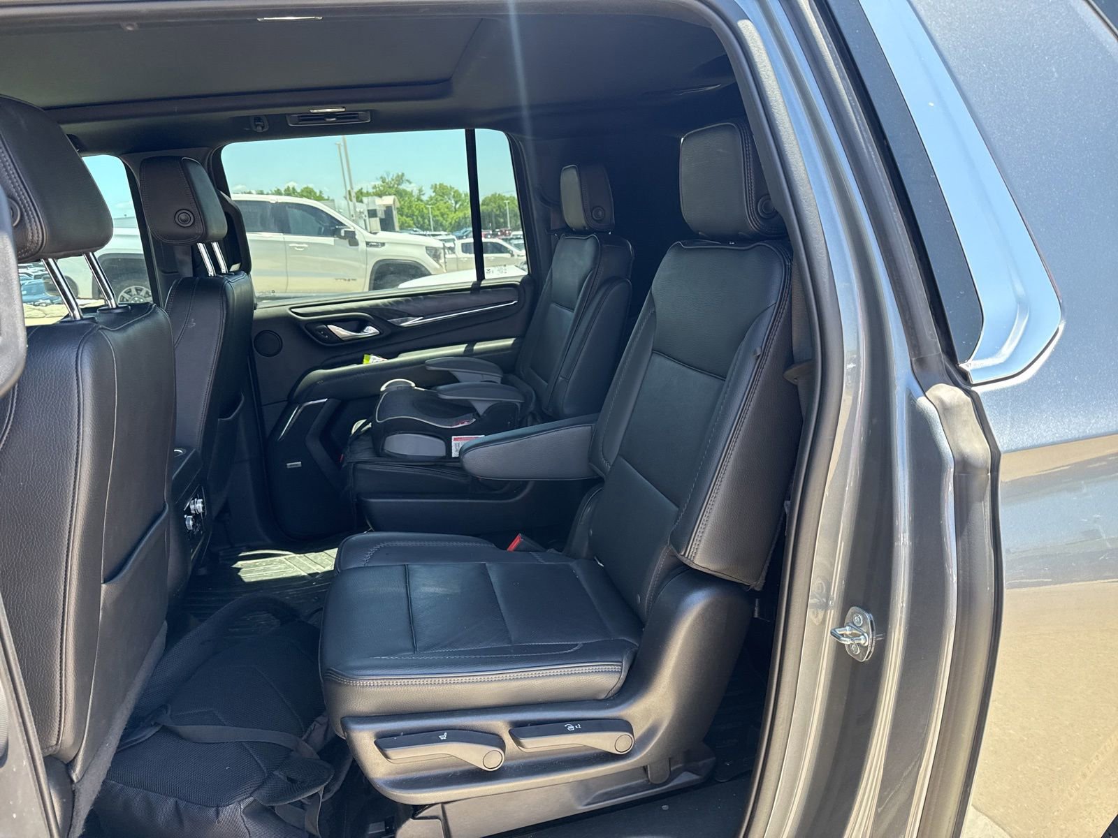 Used 2022 GMC Yukon XL Denali AWD/4WD image 11