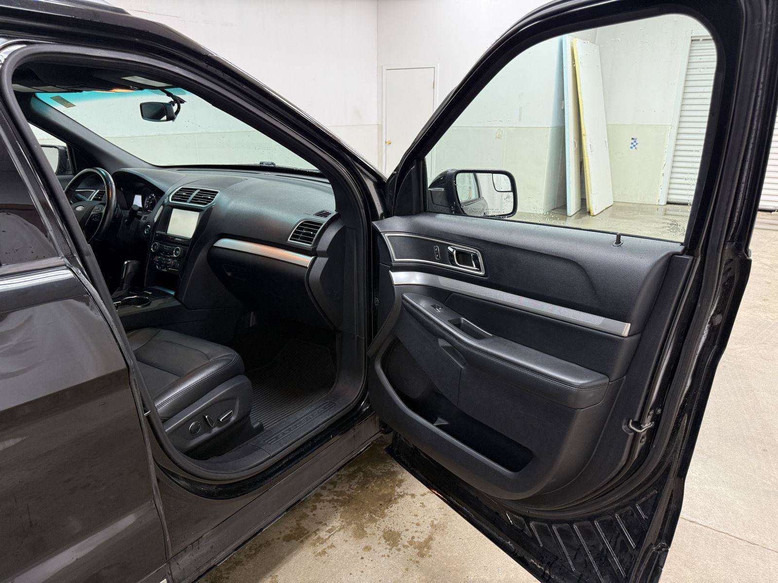 Used 2016 Ford Explorer XLT w/ Equipment Group 202A AWD/4WD image 33