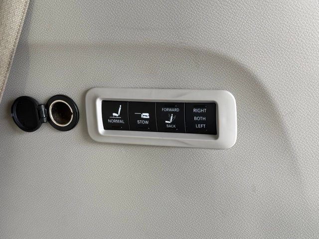 Used 2019 Chrysler Pacifica Limited w/ Advanced Safetytec Group FWD image 18