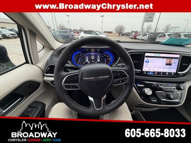 Used 2024 Chrysler Pacifica Touring-L image 17