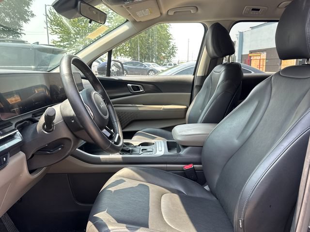 Used 2025 Kia Carnival FWD image 14