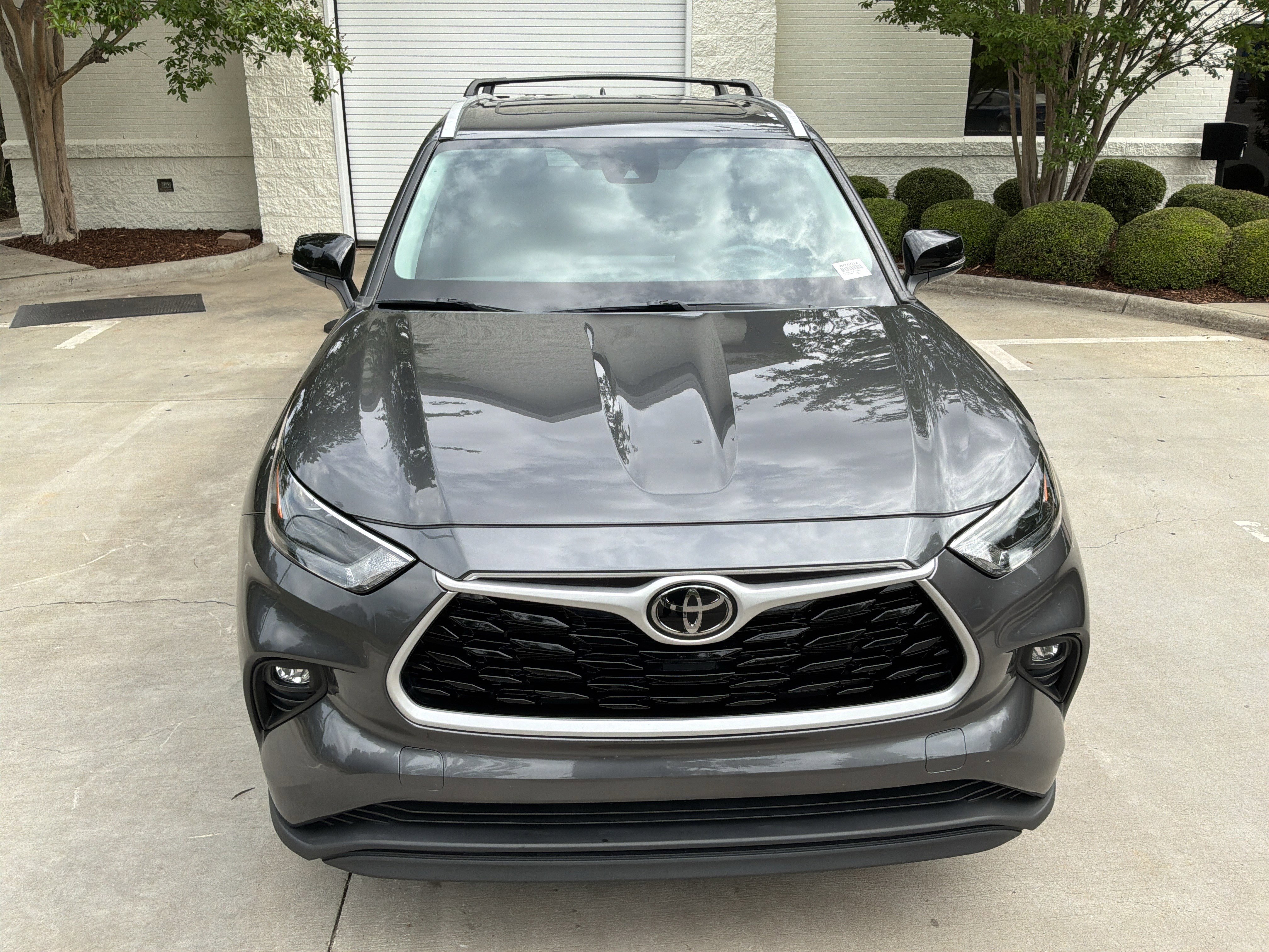 Used 2023 Toyota Highlander XLE FWD image 3
