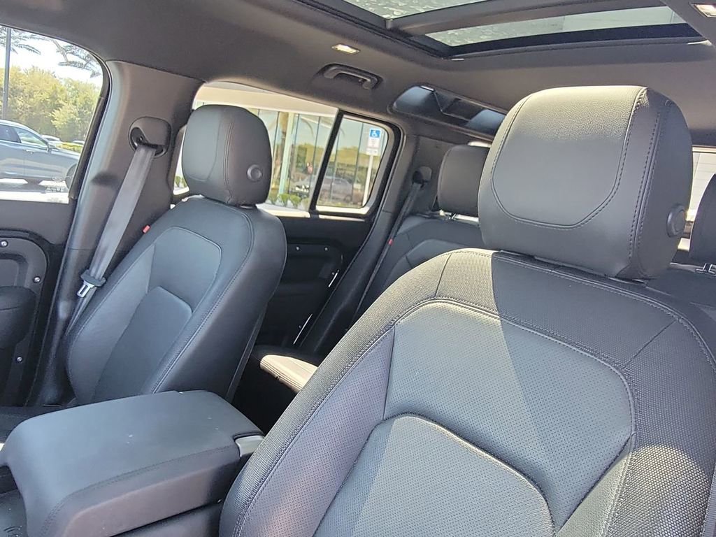 Used 2024 Land Rover Defender 110 X-Dynamic SE image 25