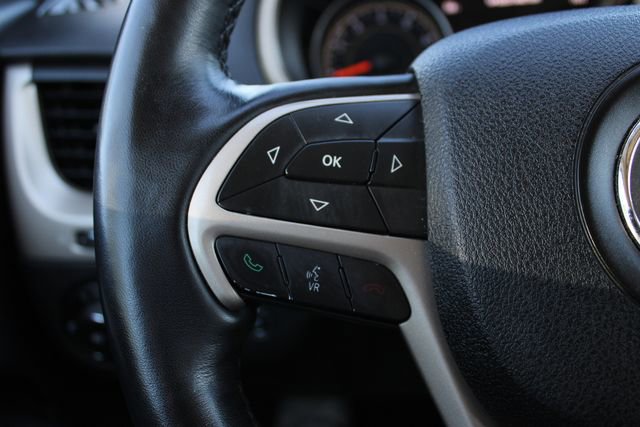 Used 2015 Jeep Cherokee Limited w/ Luxury Group AWD/4WD image 10